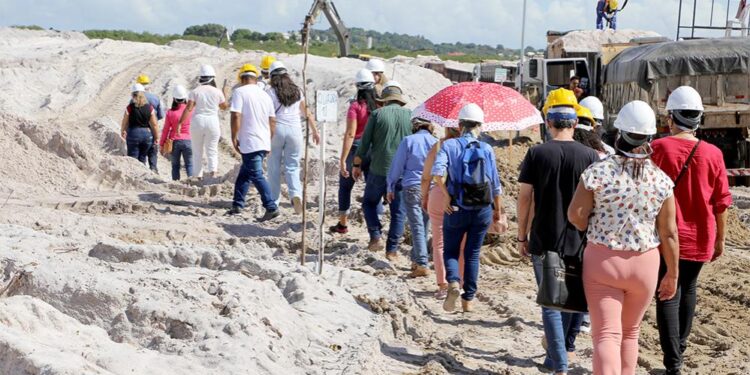 Perimetral Oeste: representantes comunitários participam de visita guiada às obras da avenida