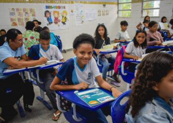 Semed orienta famílias de alunos sobre a importância da frequência escolar