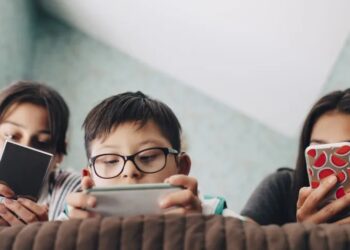 Redes sociais apresentam “risco profundo de danos” para crianças, alerta cirurgião-geral dos EUA