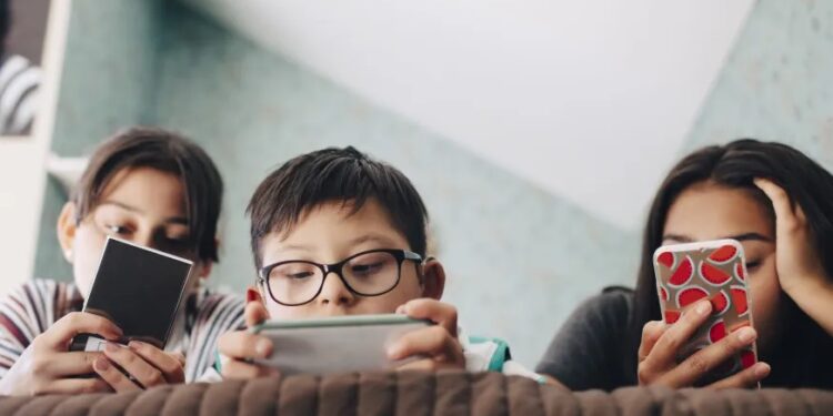 Redes sociais apresentam “risco profundo de danos” para crianças, alerta cirurgião-geral dos EUA