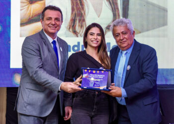 Yandra Moura recebe Troféu Barco de Fogo 2023 em Estância