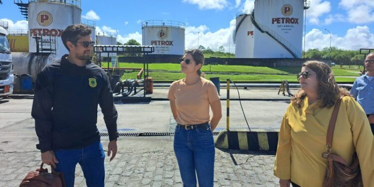 Força-Tarefa com o Procon Sergipe fiscaliza distribuidora de combustíveis na Grande Aracaju