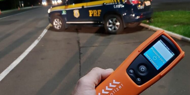 PRF flagra motorista dirigindo embriagado