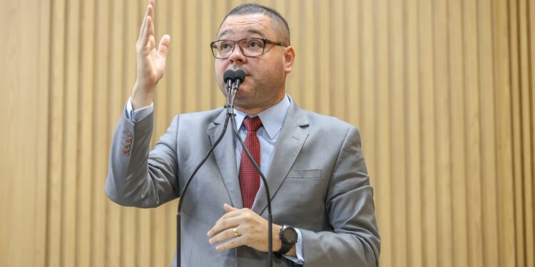 Eduardo Lima esclarece fala equivocada sobre tratamento hormonal para mudança de sexo em crianças