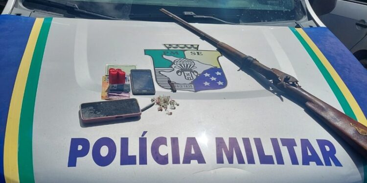 Polícia Militar apreende arma e drogas em Propriá