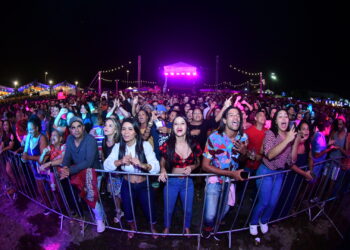 Véspera de feriado reúne milhares de pessoas no Arraiá do Povo