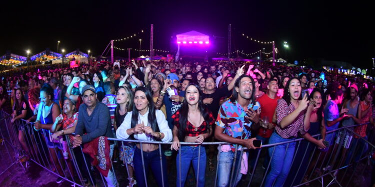 Véspera de feriado reúne milhares de pessoas no Arraiá do Povo