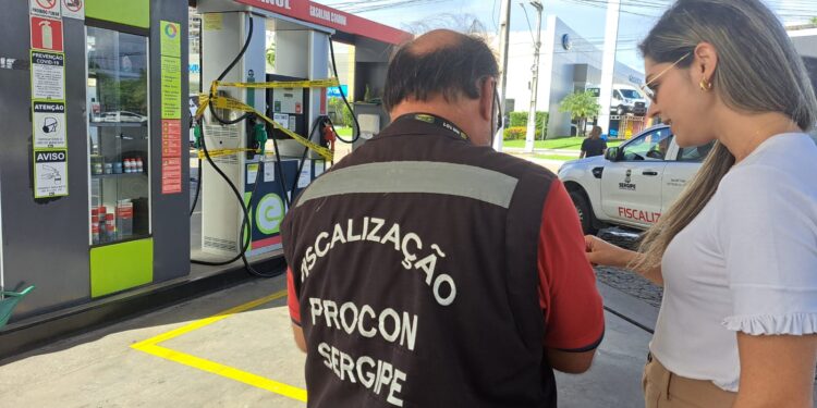 Ação com o Procon Sergipe interdita posto por adulteração de combustíveis em Aracaju