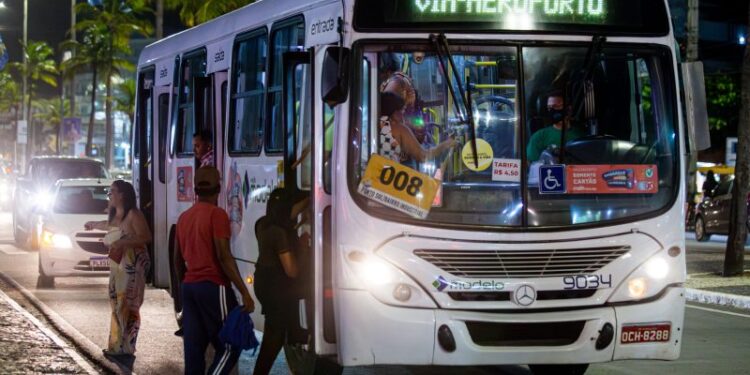 Operação Corujão garante ônibus nas madrugadas para forrozeiros curtirem o Arraiá do Povo