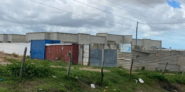 Obra da creche no Parque dos Faróis completa 10 anos sem conclusão e segue paralisada