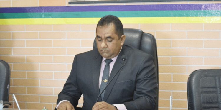 Prefeito de Canindé do São Francisco pede afastamento