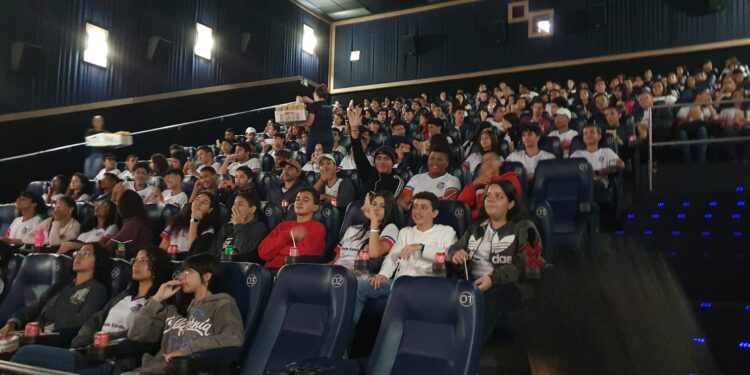 Colégio Estadual Murilo Braga leva alunos ao cinema