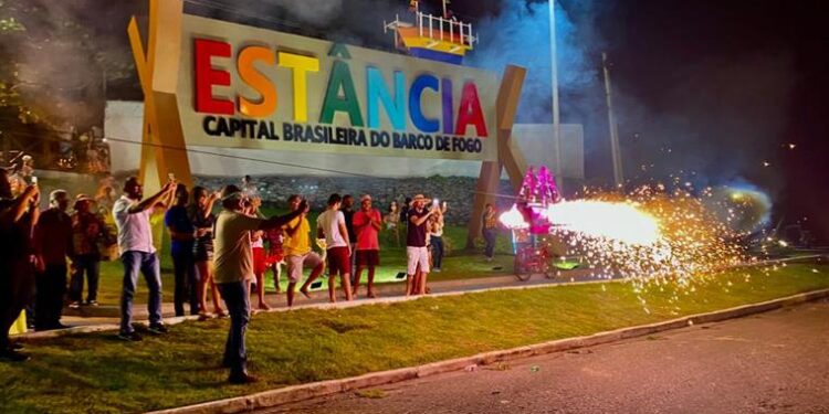 Salva junina exibe riqueza cultural na abertura do São João de Estância