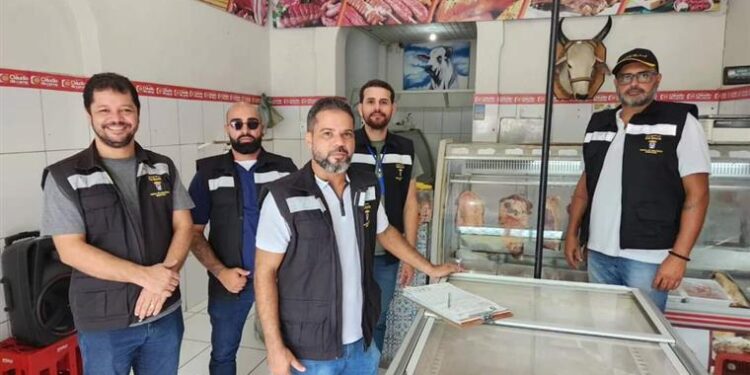 Proprietários de açougues recebem orientações da Vigilância Sanitária sobre normas sanitárias para venda de carnes