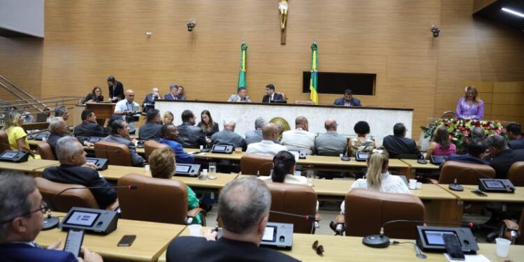 Medalha reconhece trabalho desempenhado por radialistas e jornalistas