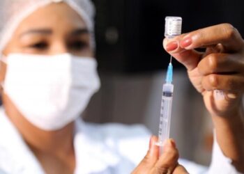 Vacinação contra covid e influenza acontece nos shoppings e Orla de Atalaia