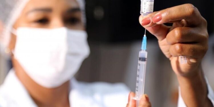 Vacinação contra covid e influenza acontece nos shoppings e Orla de Atalaia