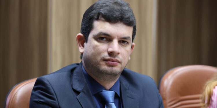 Paulo Júnior cobra realização de concurso e questiona déficit da previdência