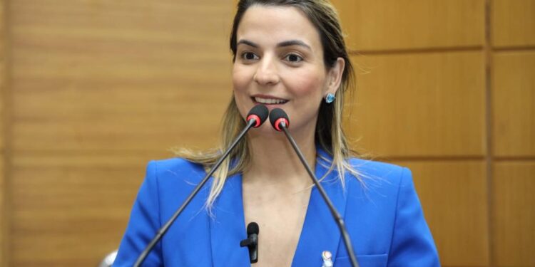 Lidiane Lucena parabeniza Maternidade Santa Cecília pelos 30 anos