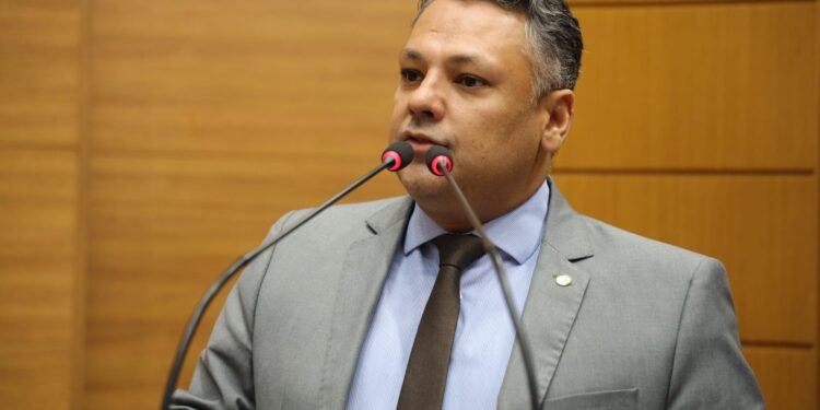 Em Plenário, deputado Ibrain de Valmir discursa sobre o Festival de Lagarto