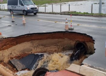 Novo deslizamento abre ainda mais a cratera e rodovia é interditada
