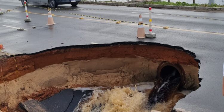 Novo deslizamento abre ainda mais a cratera e rodovia é interditada