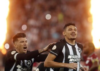 Palmeiras ganha clássico, mas Botafogo sustenta ponta do Brasileiro