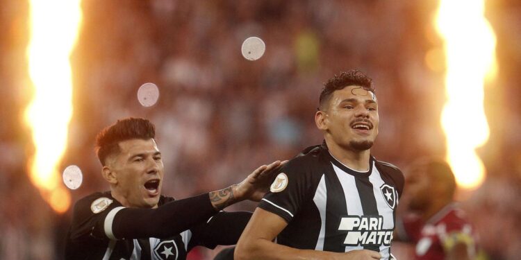 Palmeiras ganha clássico, mas Botafogo sustenta ponta do Brasileiro