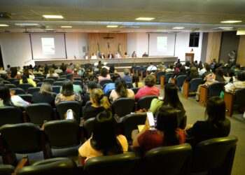 Encontro discute políticas públicas para a garantia do direito à educação no contexto da reconstrução social