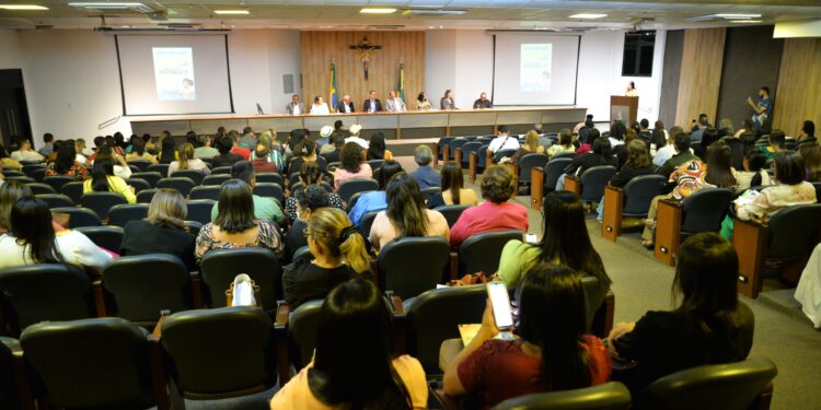 Encontro discute políticas públicas para a garantia do direito à educação no contexto da reconstrução social