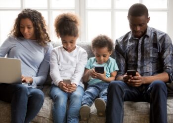 Pais devem estar atentos ao uso excessivo de redes sociais por parte dos filhos, alerta neuropsicóloga