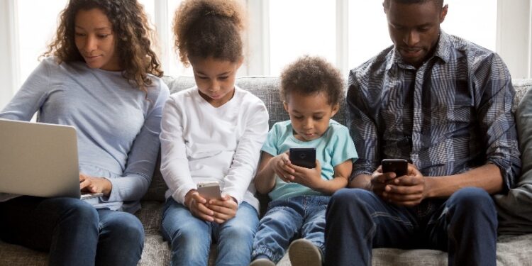 Pais devem estar atentos ao uso excessivo de redes sociais por parte dos filhos, alerta neuropsicóloga