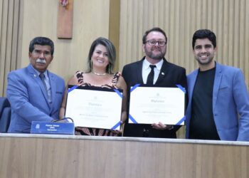 Vereador Pastor Diego realiza entrega de honraria a casal fundador da rede ‘Boteco Carioca’