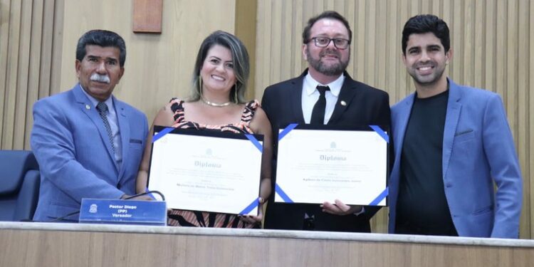 Vereador Pastor Diego realiza entrega de honraria a casal fundador da rede ‘Boteco Carioca’