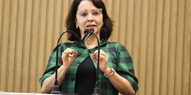 “Edvaldo está chateadinho com alguns vereadores e quer descontar nas Emendas Impositivas”, dispara Emília