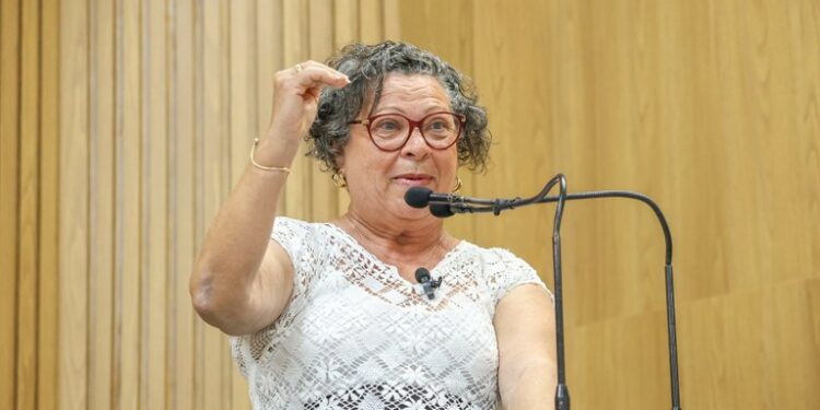 Vereadora Ângela Melo diz que anúncio da PMA sobre piso é falso