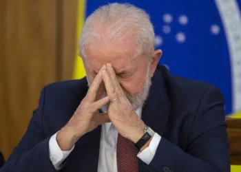 Deputados de partidos da base de Lula assinam pedido de impeachment