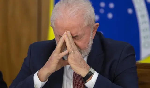 Deputados de partidos da base de Lula assinam pedido de impeachment
