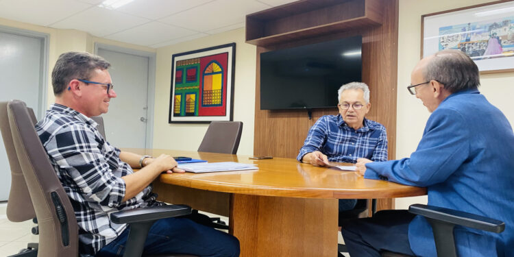 Marcos Santana realiza reunião com vice-reitor da UFS para definir parceria para qualificação da Guarda Municipal