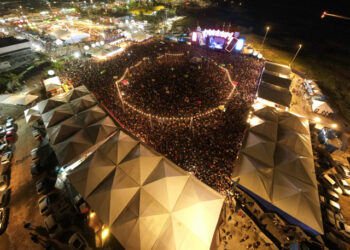 Sergipanos e turistas aproveitam feriado e lotam Arraiá do Povo na sétima noite da festa