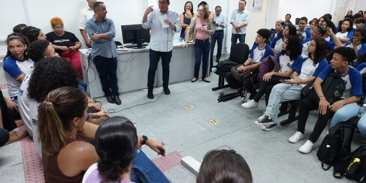 Gestão da Educação recebe comunidade escolar do Centro de Excelência Prof. Gonçalo Rollemberg Leite