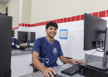 Escolas estaduais disponibilizam computadores para inscrição no Enem 2023