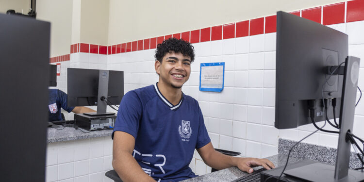 Escolas estaduais disponibilizam computadores para inscrição no Enem 2023