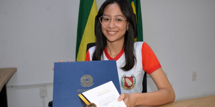 Jovem Senadora de Sergipe é aluna do Centro de Excelência Dr. Edélzio Vieira de Melo