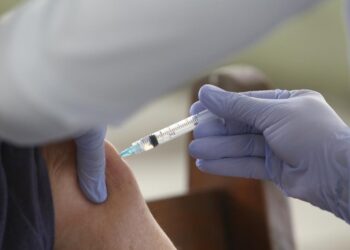 Vacinas contra covid e influenza estarão disponíveis nos shoppings neste sábado, 3