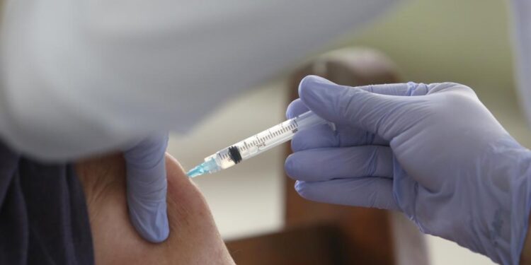 Vacinas contra covid e influenza estarão disponíveis nos shoppings neste sábado, 3