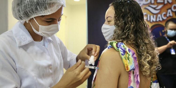 Sexta e sábado terá vacinação contra covid e influenza nos shoppings e Orla da Atalaia