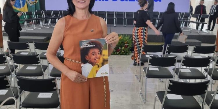 Professoras da rede municipal participam de construção de política nacional de alfabetização