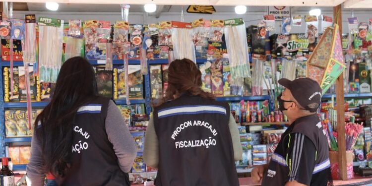Procon Aracaju realiza fiscalização em barracas de fogos de artifício