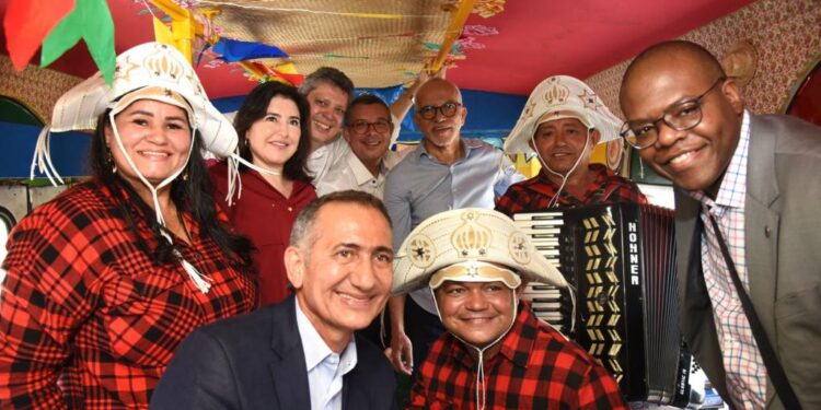 Ministros de Estado são recebidos em clima de Forró Caju na plenária do PPA Participativo